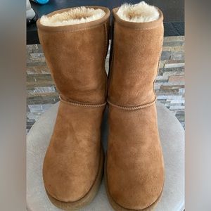 (EUC) UGG WOMENS SHORT BOOTS 10 CHESTNUT (EXCELLENT CONDITION/MINIMAL WEAR)